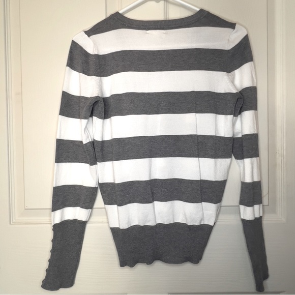 ‼️3/$10‼️Stripe white and grey sweater/ cardigan size Large. Like new. - Picture 6 of 6